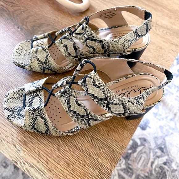 Abella True Comfort heeled sandals - Picture 2 of 4